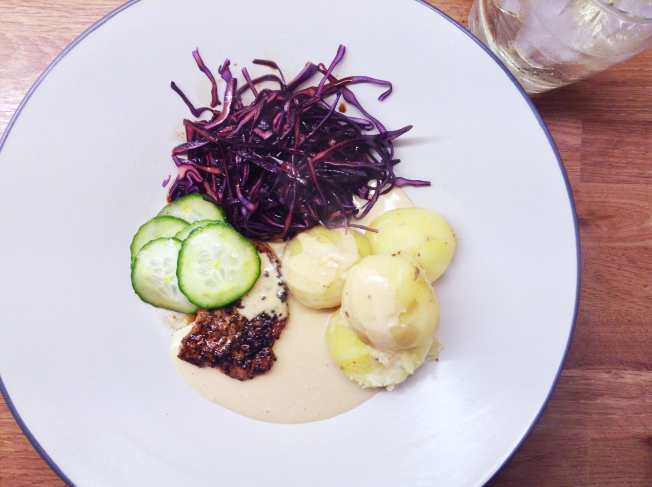 Bilden är tagen ovanifrån i dagsljus inomhus