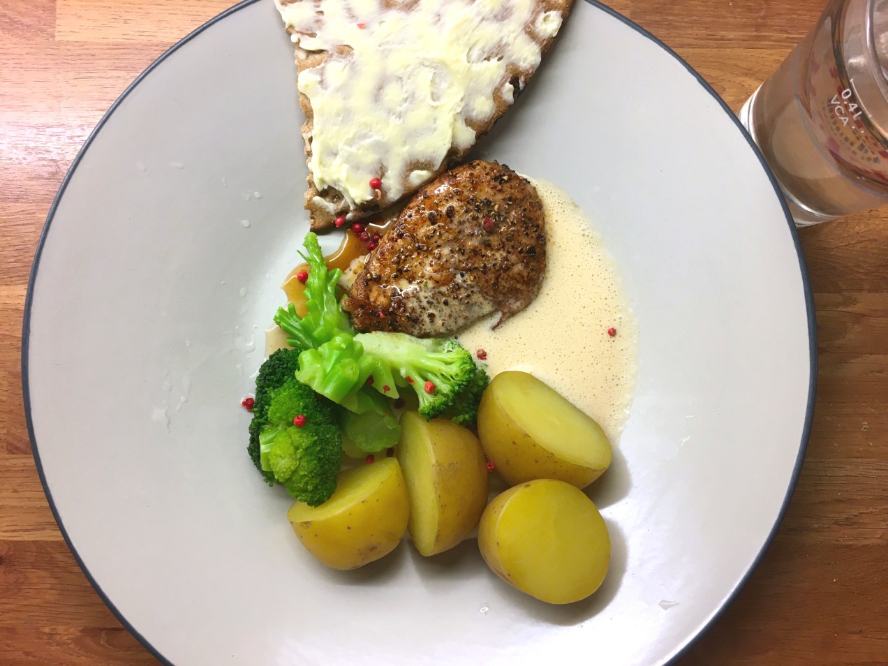 bilden är tagen ovanifrån intill ett dricksglas