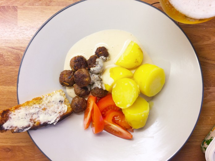 bilden är tagen uppifrån över en arbetsyta