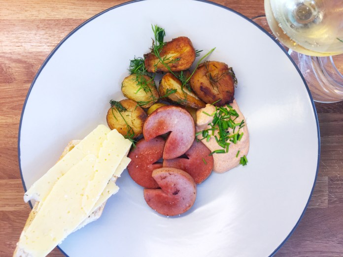 bilden är tagen uppifrån över en arbetsyta