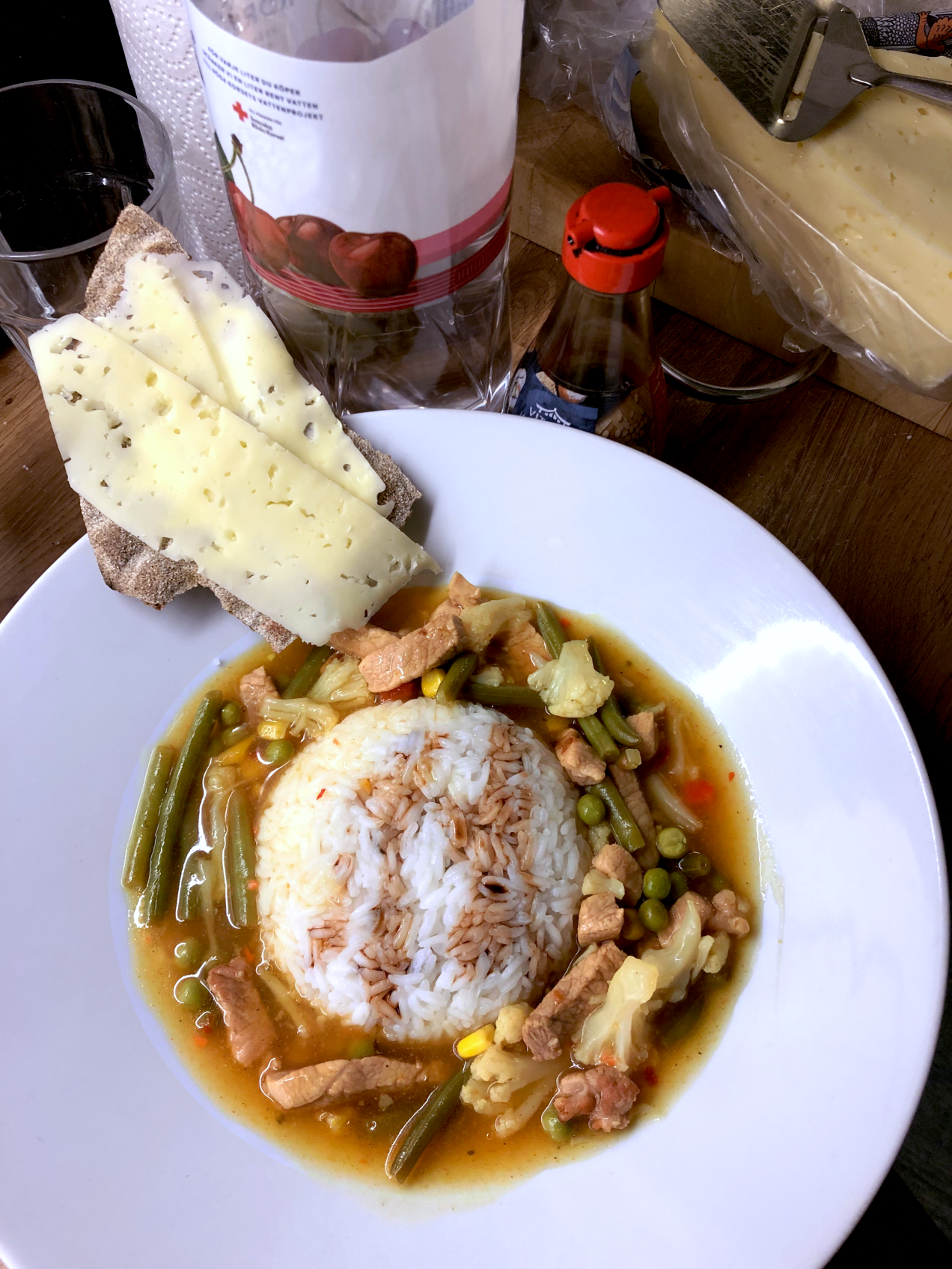 bilden är tagen uppifrån inomhus med ljus belysning